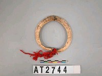 藏品(男子山豬牙臂環)的圖片